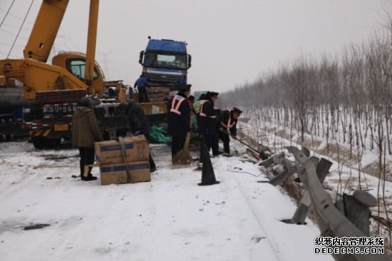 昌黎大隊雪夜快速處置五起事故保道路暢通