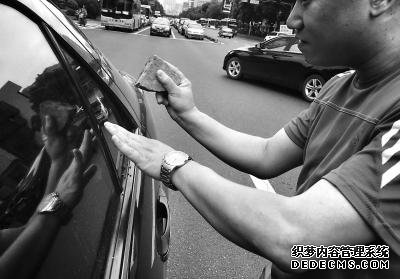 福州一車主車門被鎖 嫌開鎖太貴撿石頭砸窗(圖)