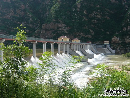 為暴雨過后桃林口水庫分水樞紐正在分水泄洪的場景