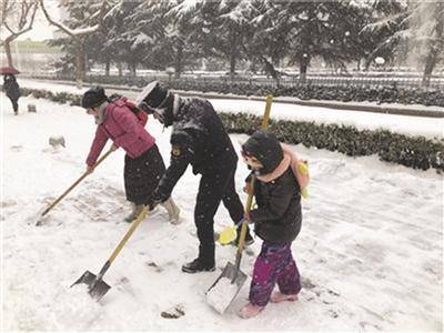 韓軍一家三口在掃雪。 魏劍 攝